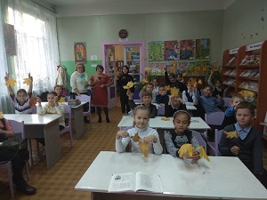 закружилась в небе осень